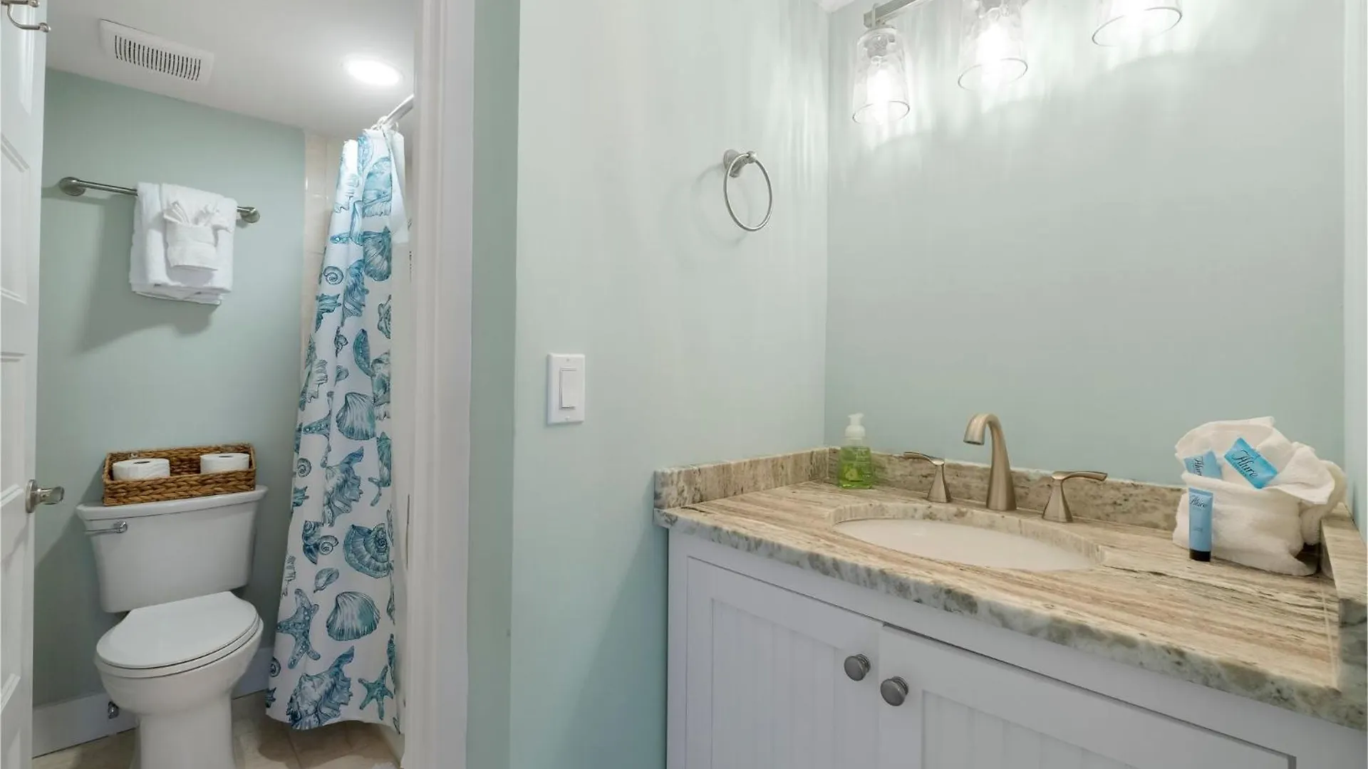 Fabulous 3-Bed 3-Bath Condo With Private Covered Parking Space! Panama City Beach